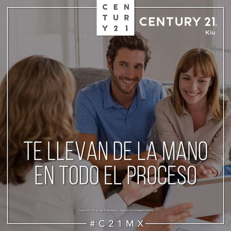"Equipo profesional de Century 21 KIU asesorando a un cliente sobre renta de inmuebles en Atizapán"