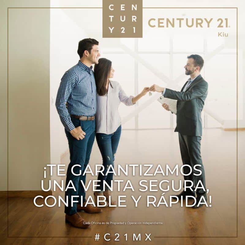 "Agente inmobiliario y cliente firmando un acuerdo de venta en Century 21 KIU en Atizapán"